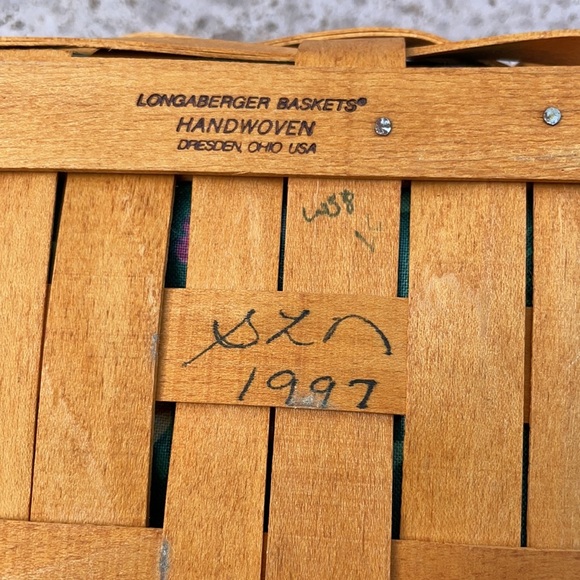 Longaberger Basket with fabric liner and garter - Picture 4 of 9